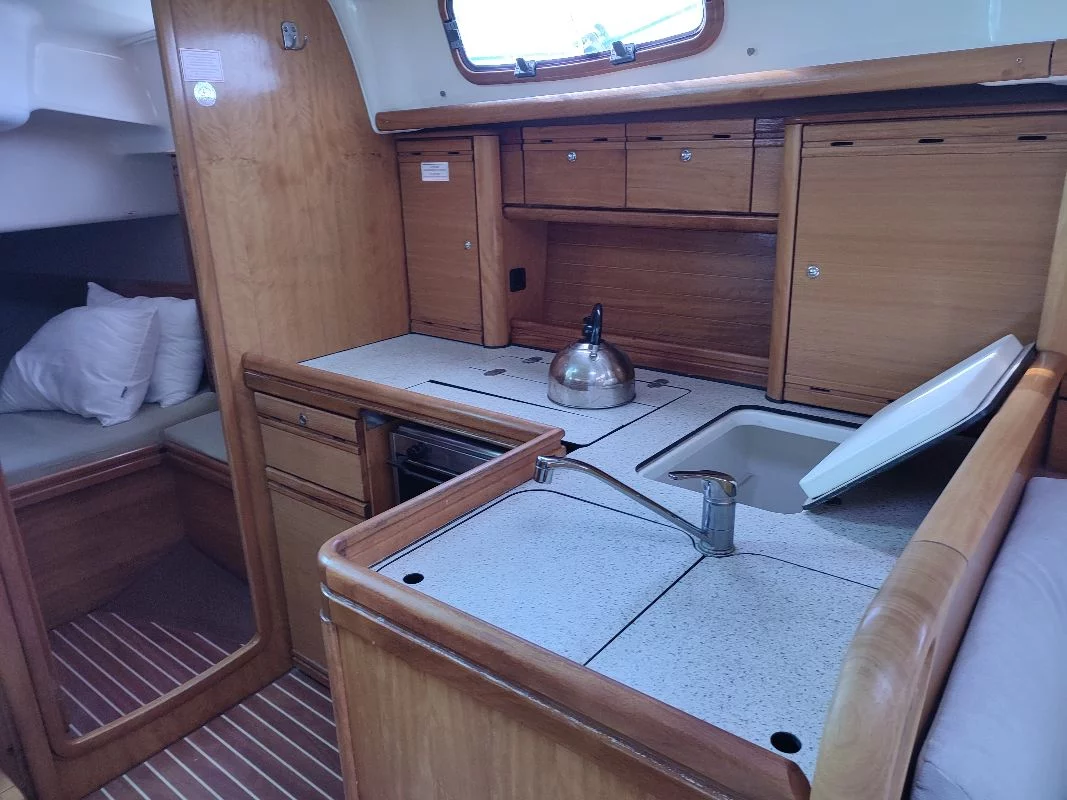 Bavaria 37 Cruiser (Big Blue Horizon)  - 3