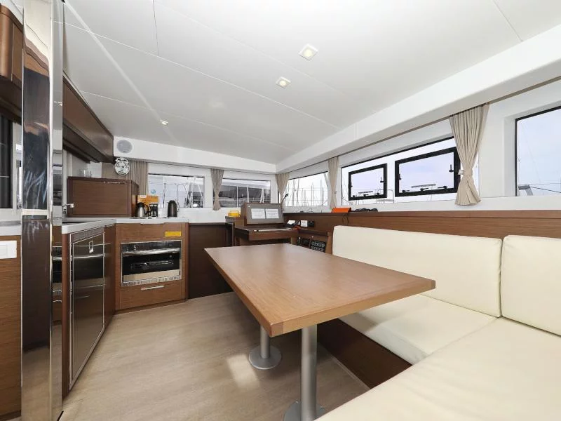 Lagoon 40 (TOM & JERRY) Interior image - 11