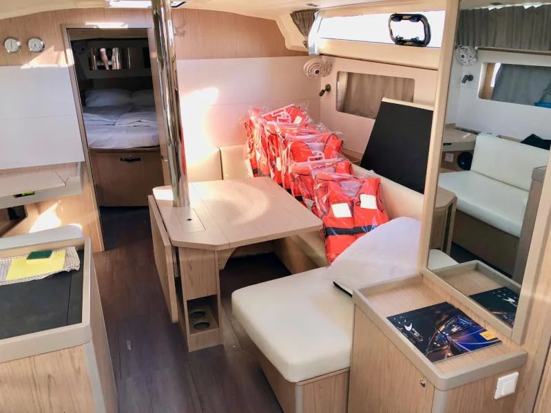 Oceanis 41.1 (Honey) Interior image - 2
