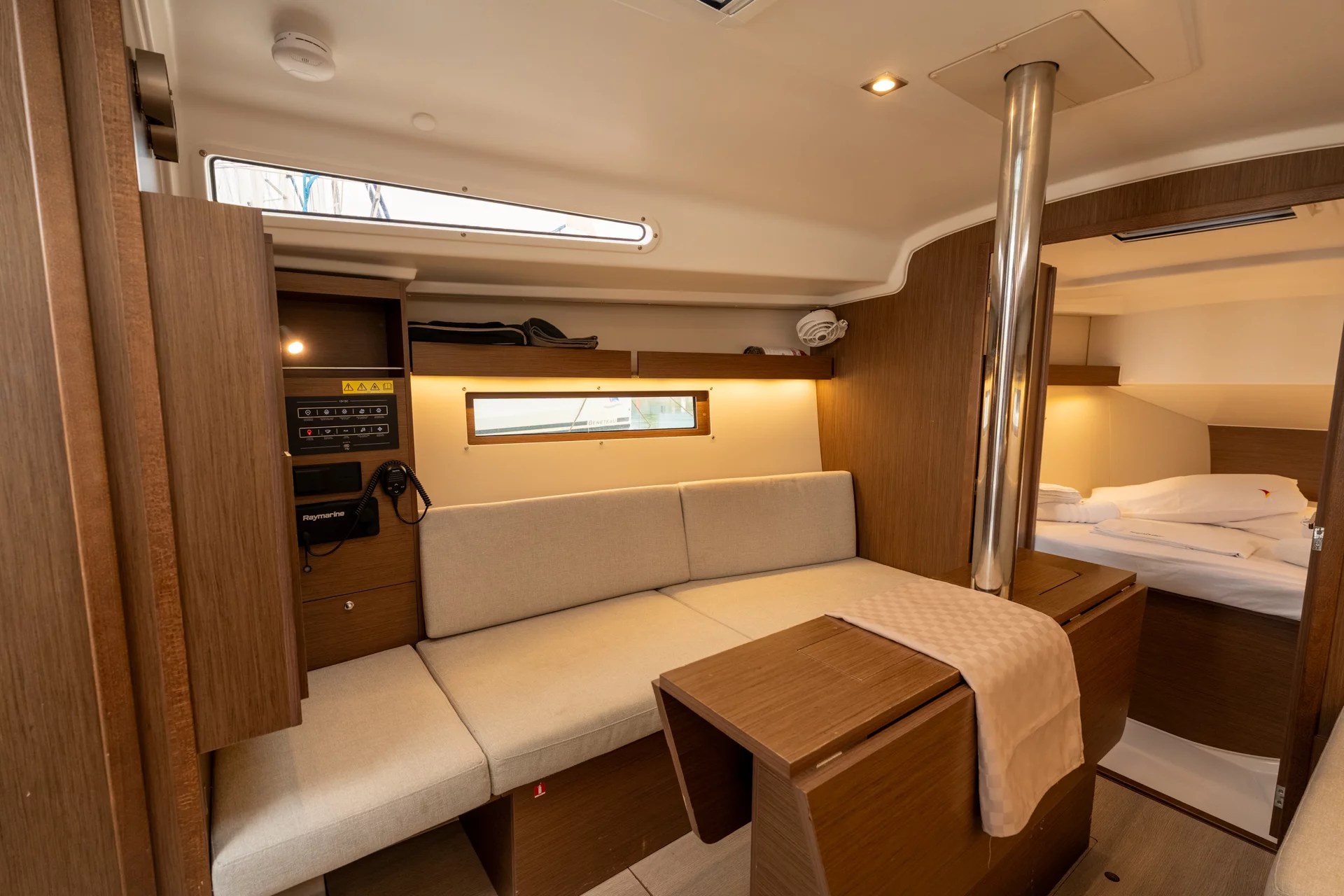 Oceanis 34.1 (Pluto - Comfort line) Dinette - 10