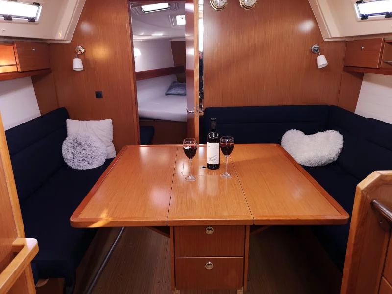 Bavaria 36 (Tamra) Interior image - 11