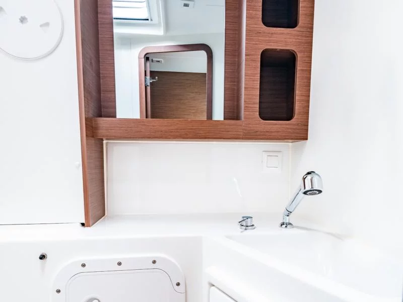 Lagoon 42 (Beauty L -GEN--SOLAR-ELEC.WC)  - 1