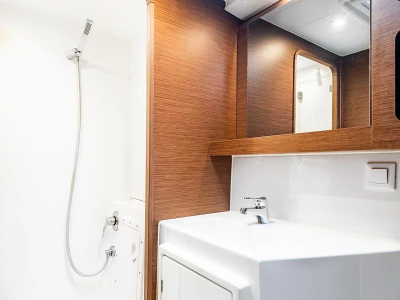 Lagoon 42 (Beauty L -GEN--SOLAR-ELEC.WC)  - 3