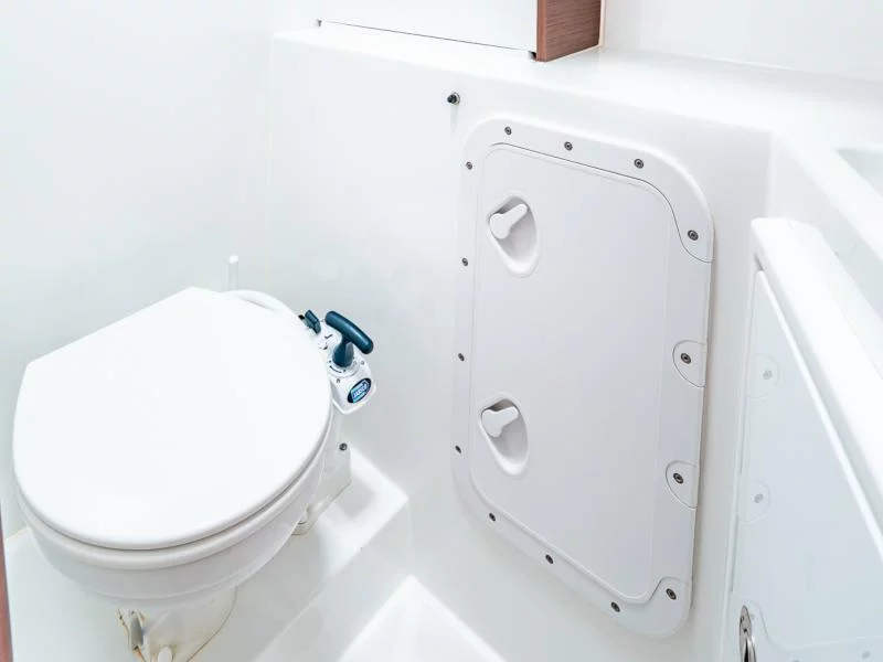 Lagoon 42 (Beauty L -GEN--SOLAR-ELEC.WC)  - 9