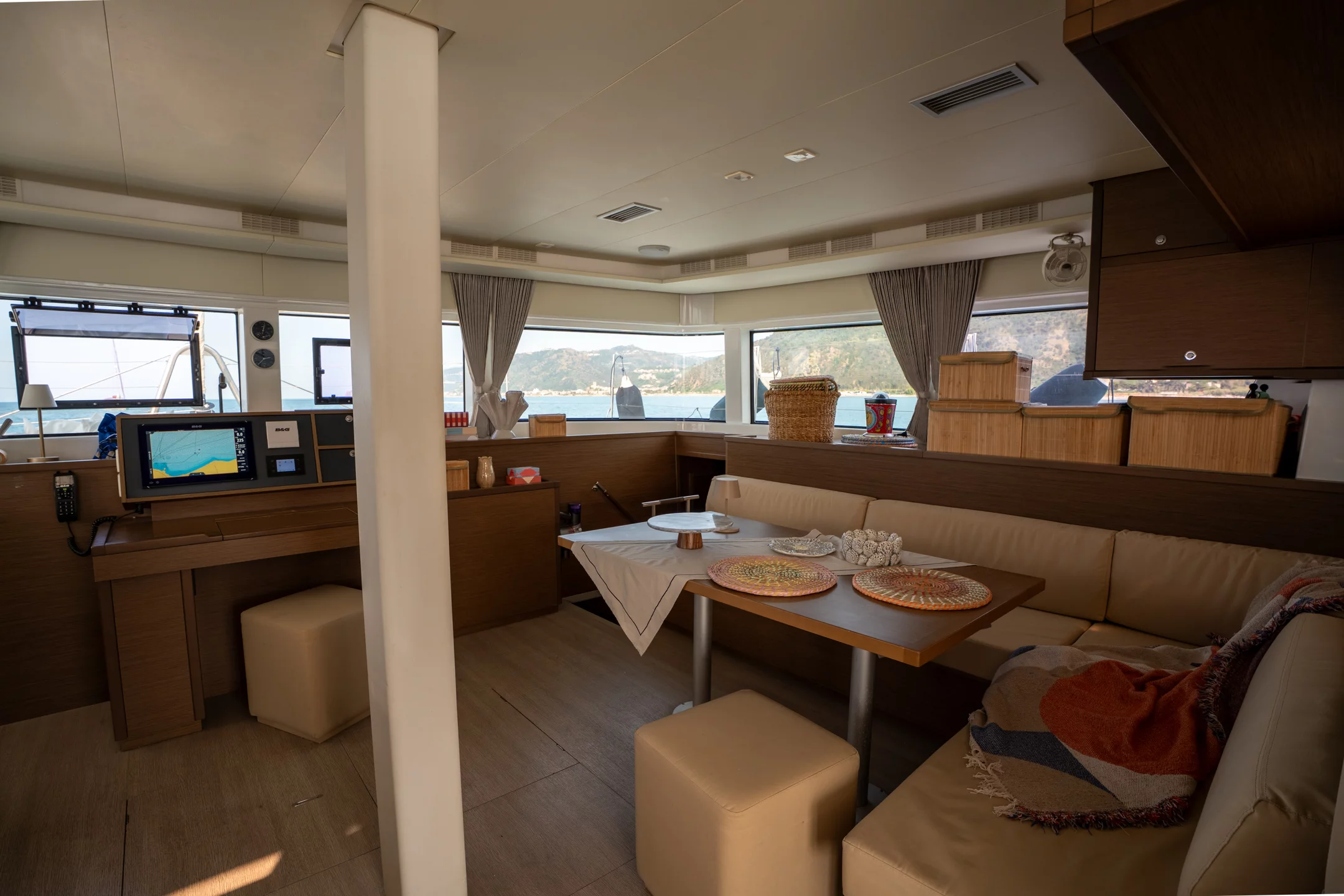 Lagoon 52F (SAILUXE - Fico) Dinette - 26