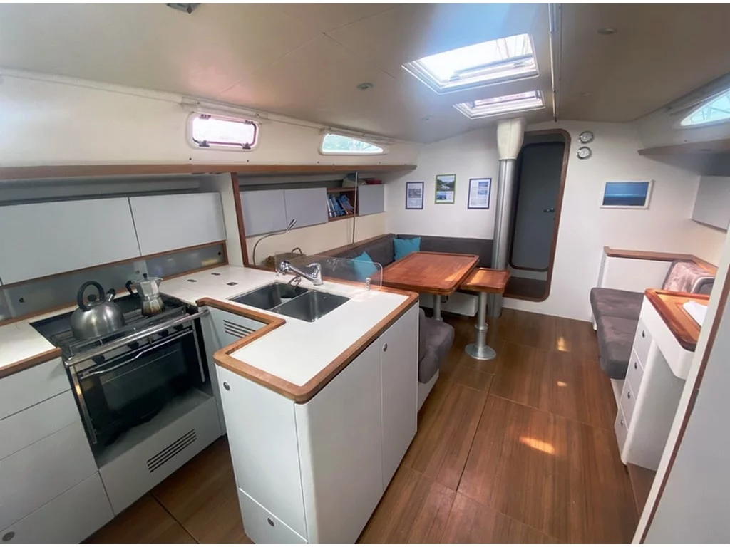 Salona 44 (Sousouni) Interior image - 5