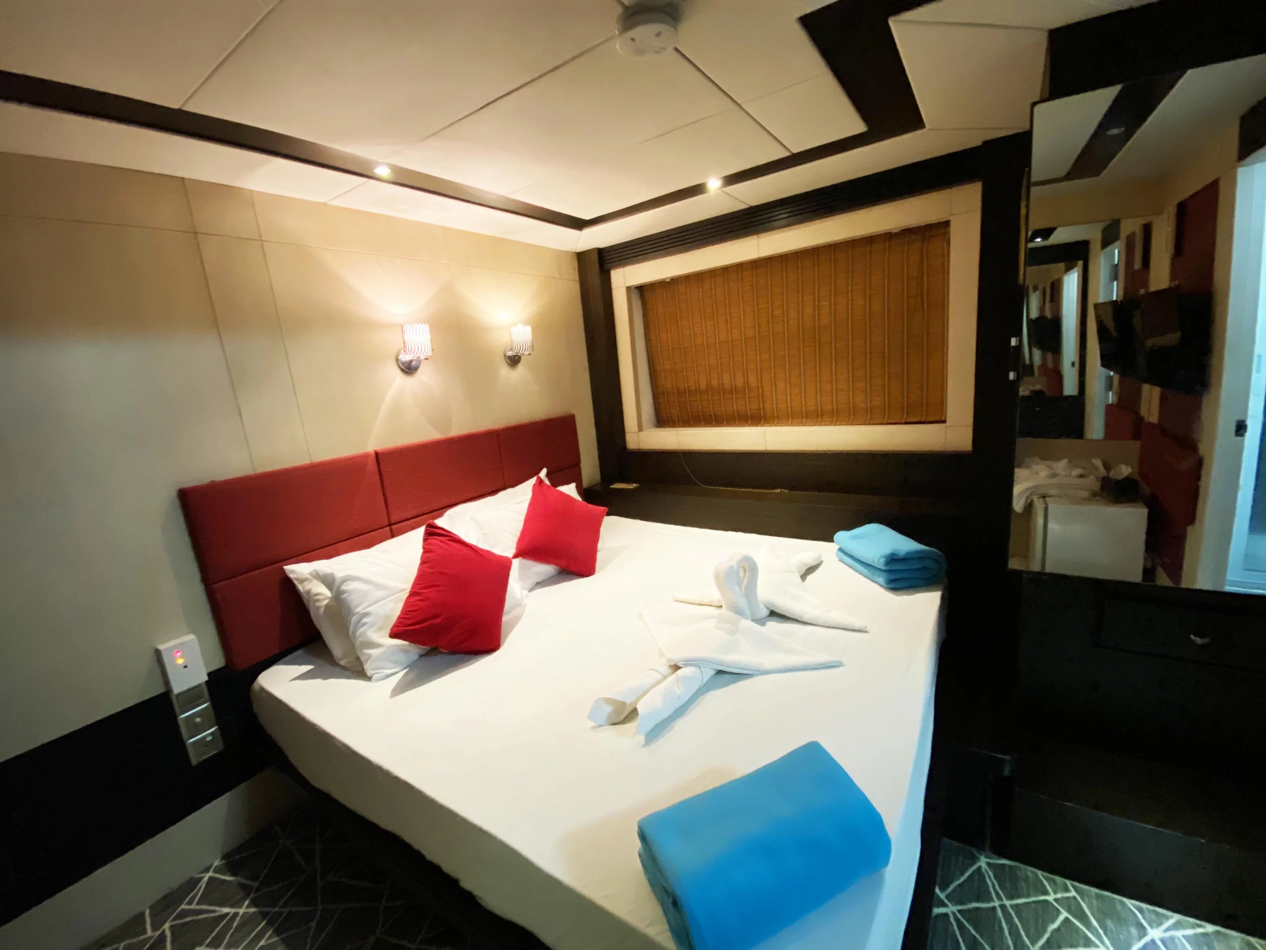 Motoryacht 33M (M/Y Honors Legacy)  - 9