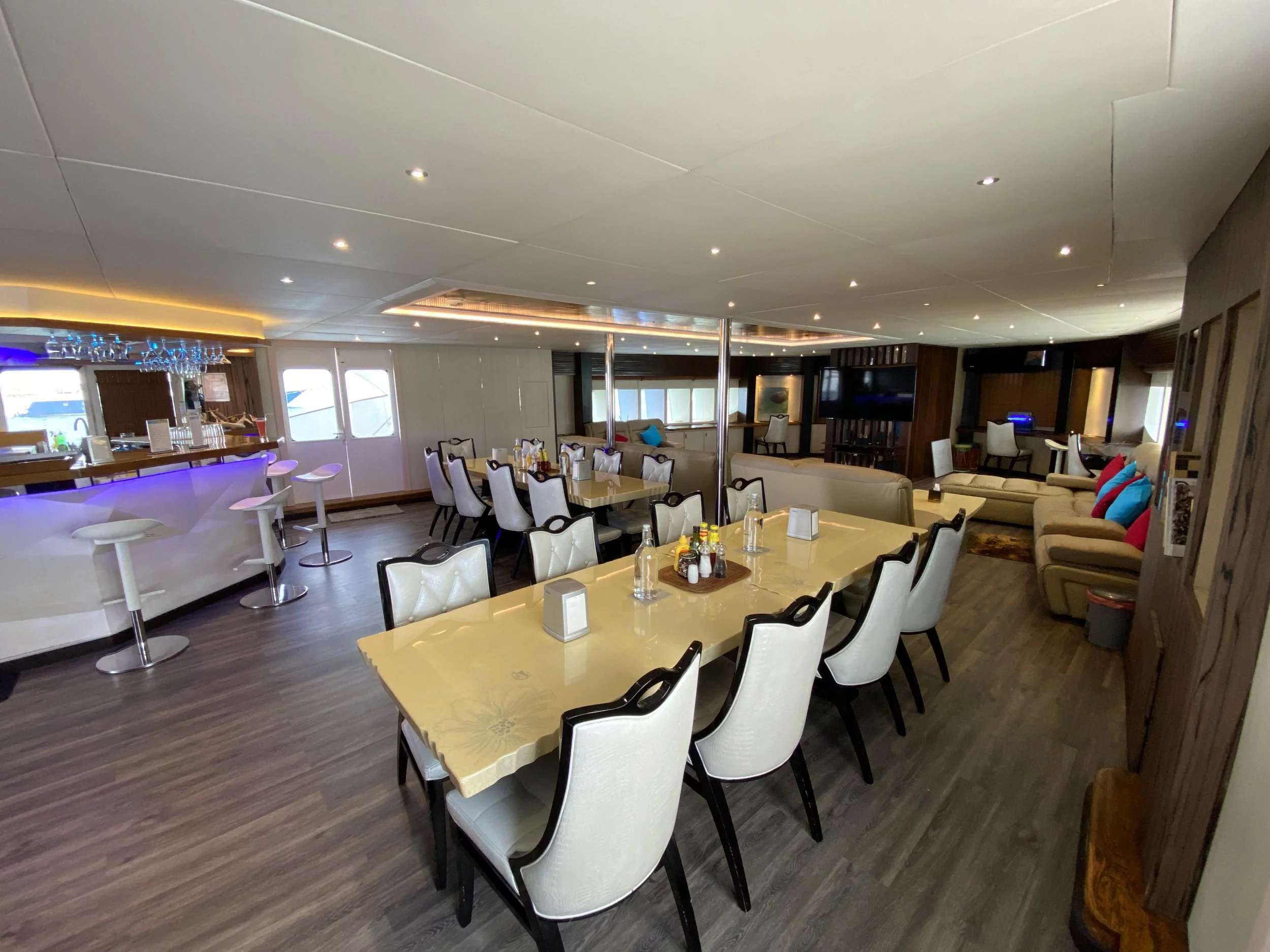 Motoryacht 33M (M/Y Honors Legacy)  - 10