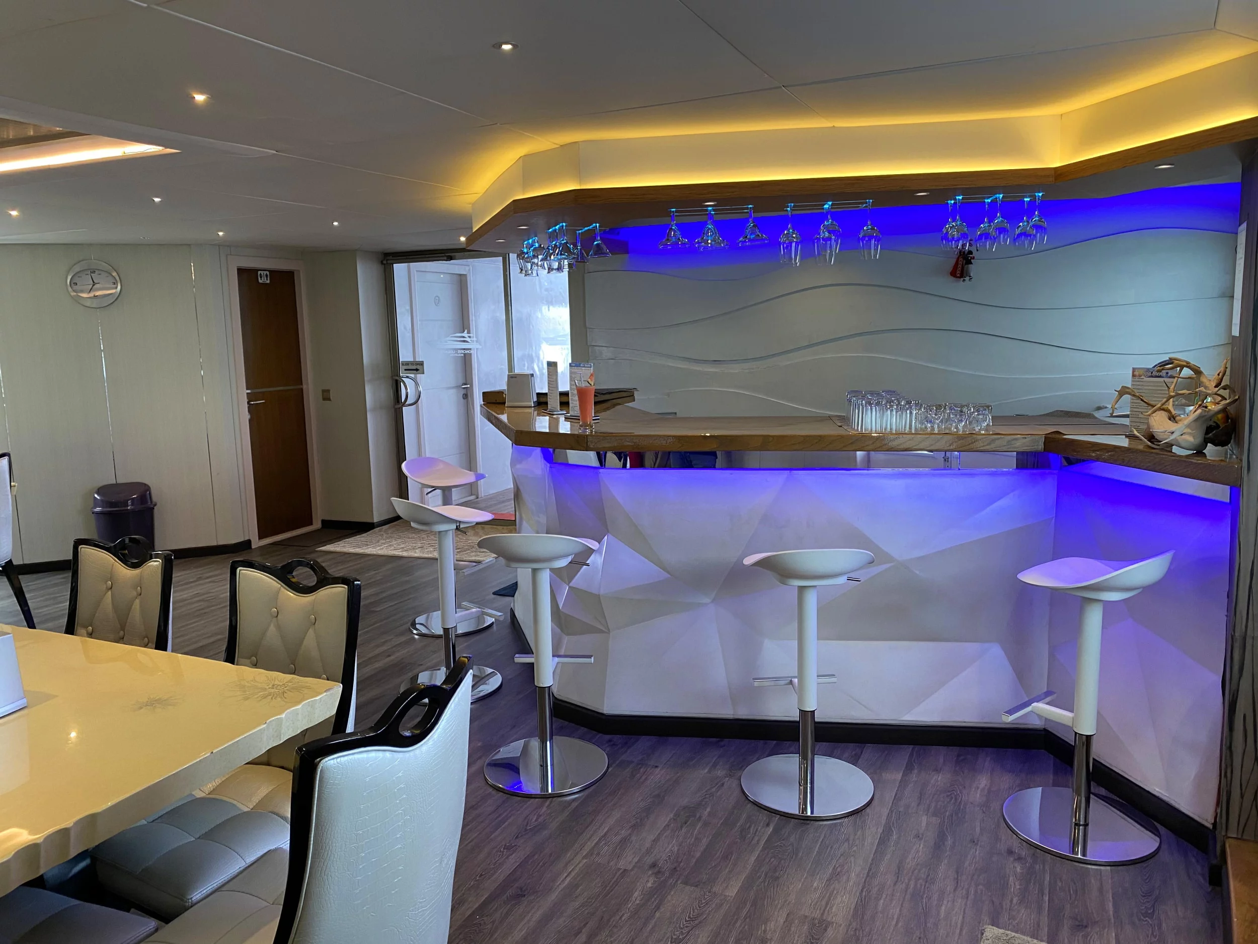 Motoryacht 33M (M/Y Honors Legacy)  - 7