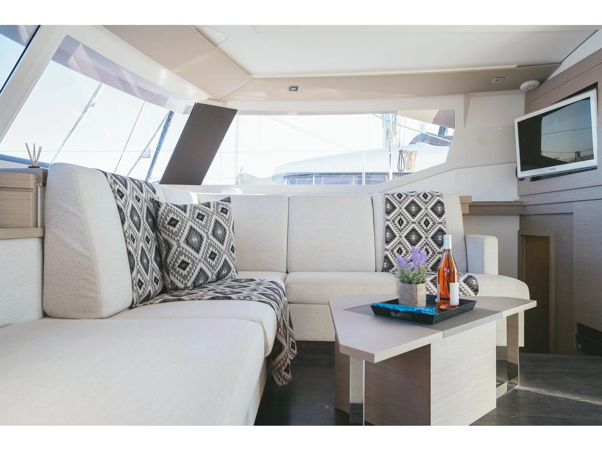 Fountaine Pajot 47 SAONA LUX (GEN, AC, WATERMAKER) (AquaSpirit) Interior image - 2