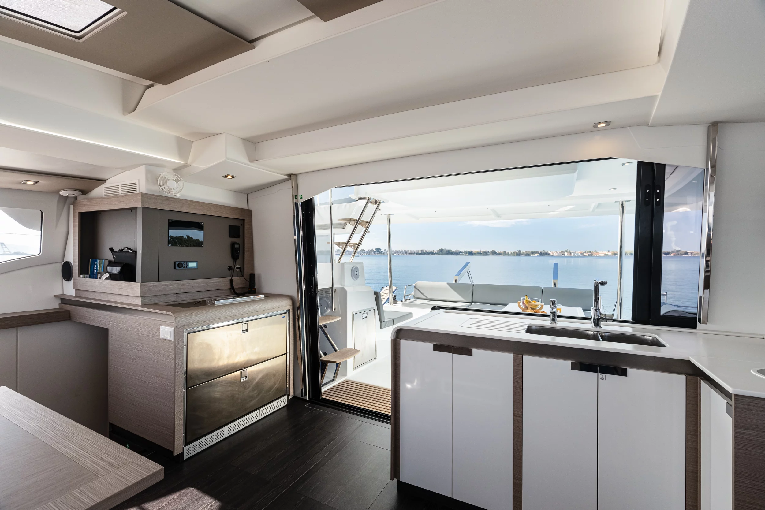 Elba 45 (Vienna Pearl |, Gen, Water-maker, 12 pax)  - 18