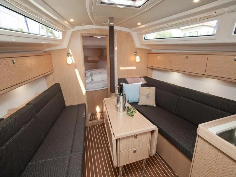 Bavaria Cruiser 34 Style (COOKIE) Interior image - 8