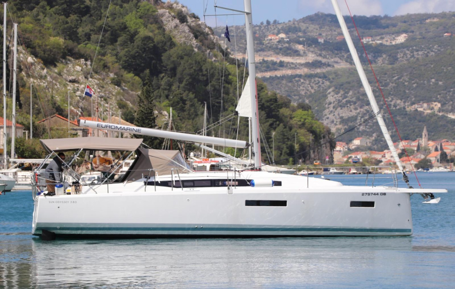 Sun Odyssey 380 — photo 5