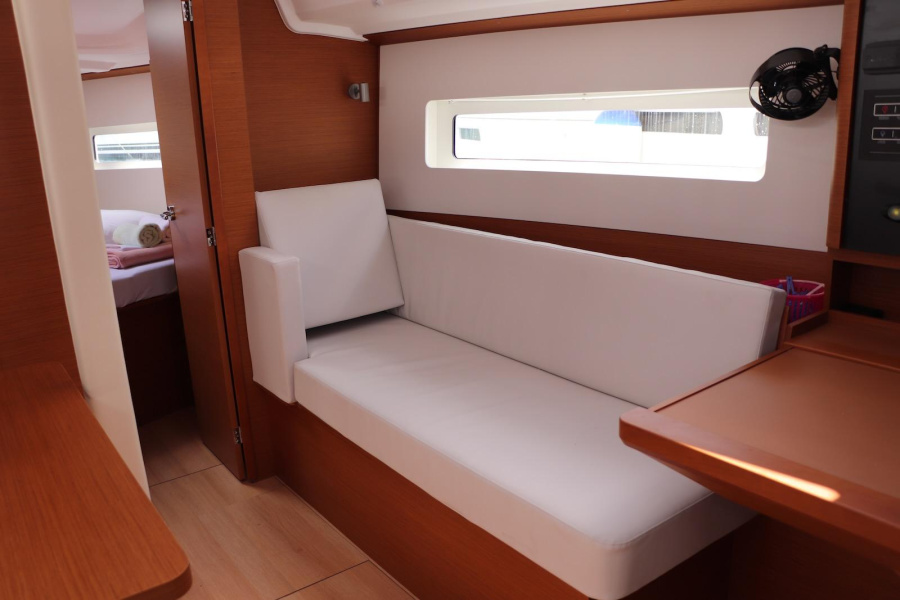 Sun Odyssey 380 — photo 8