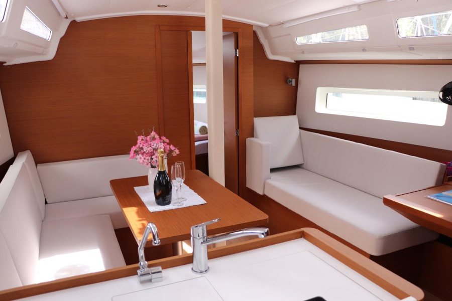 Sun Odyssey 380 — photo 9