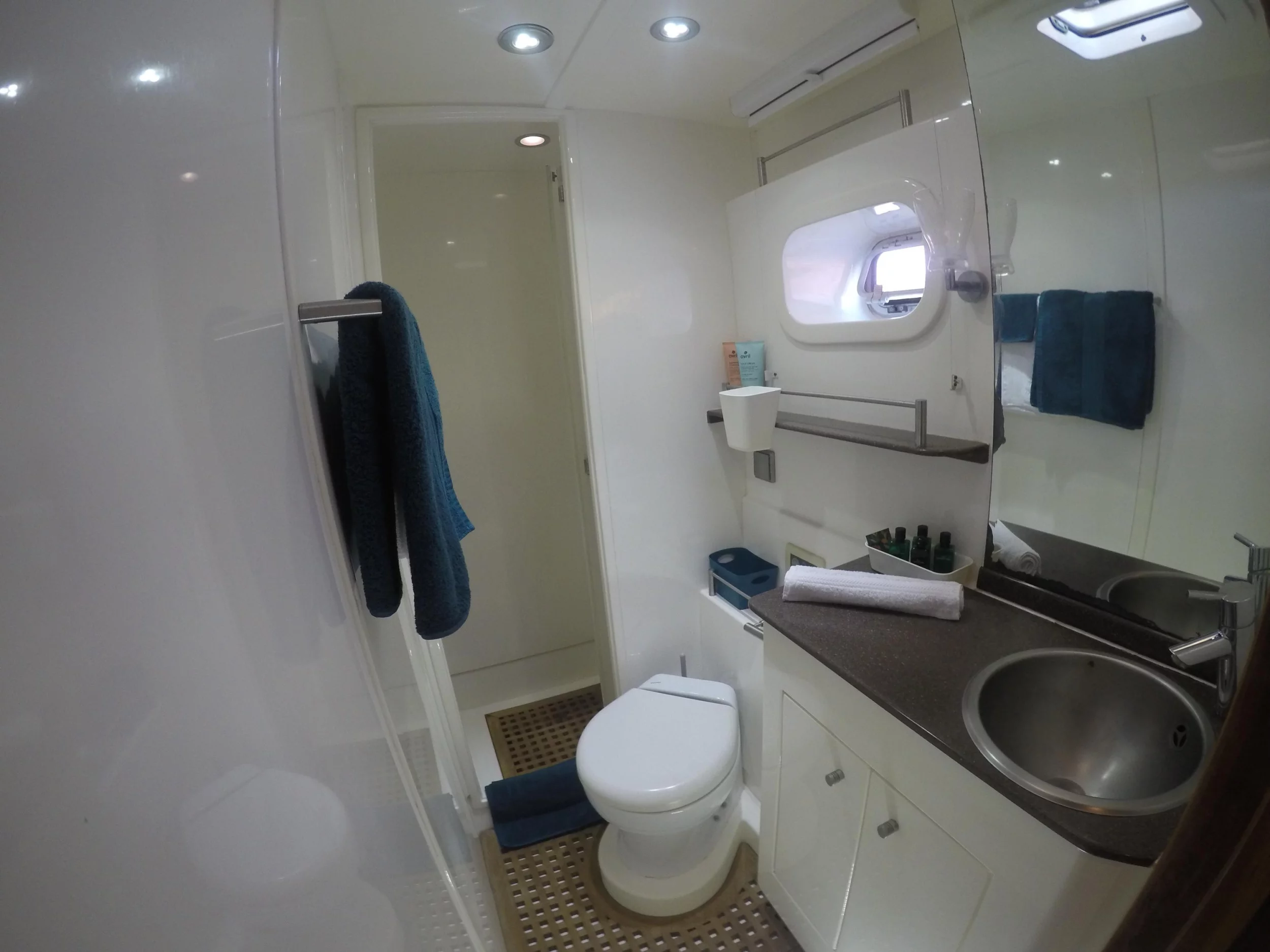 SUNREEF 62 (SUNNYACHT) BATHROOM MASTER - 13
