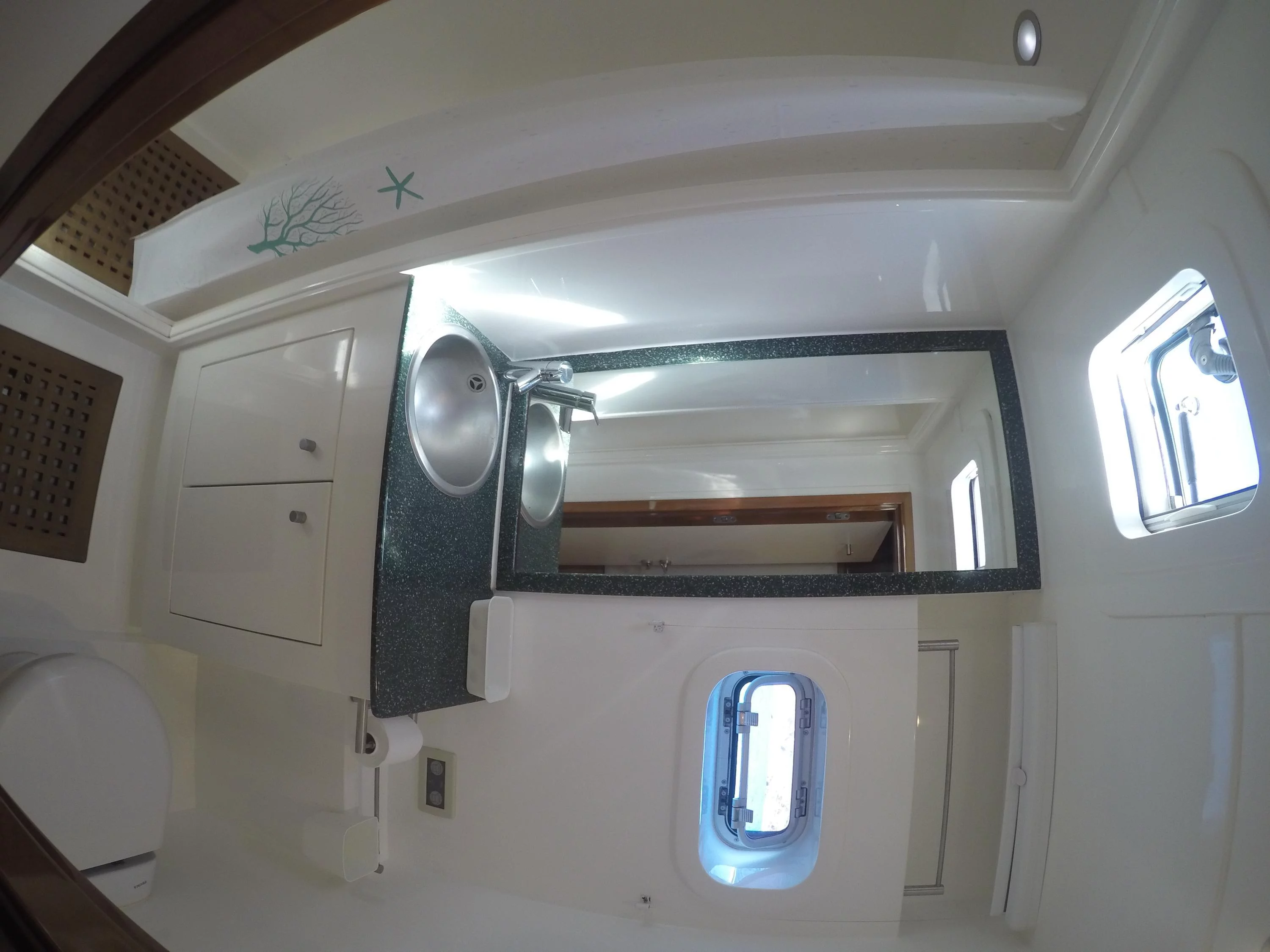 SUNREEF 62 (SUNNYACHT) BATHROOM GUEST - 23