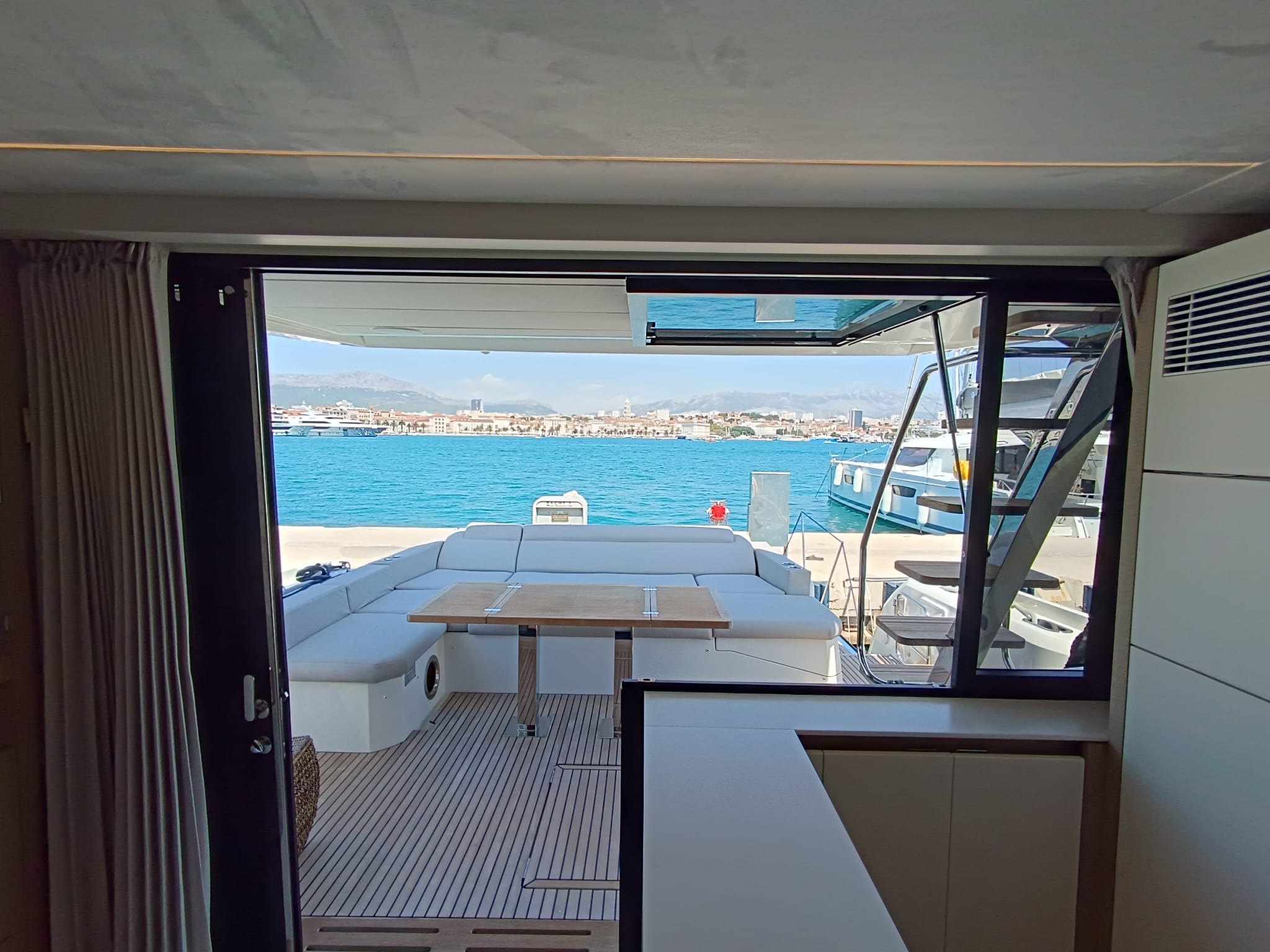 Photo #8 - Prestige 590 Fly (Tereza) en Split - 13767