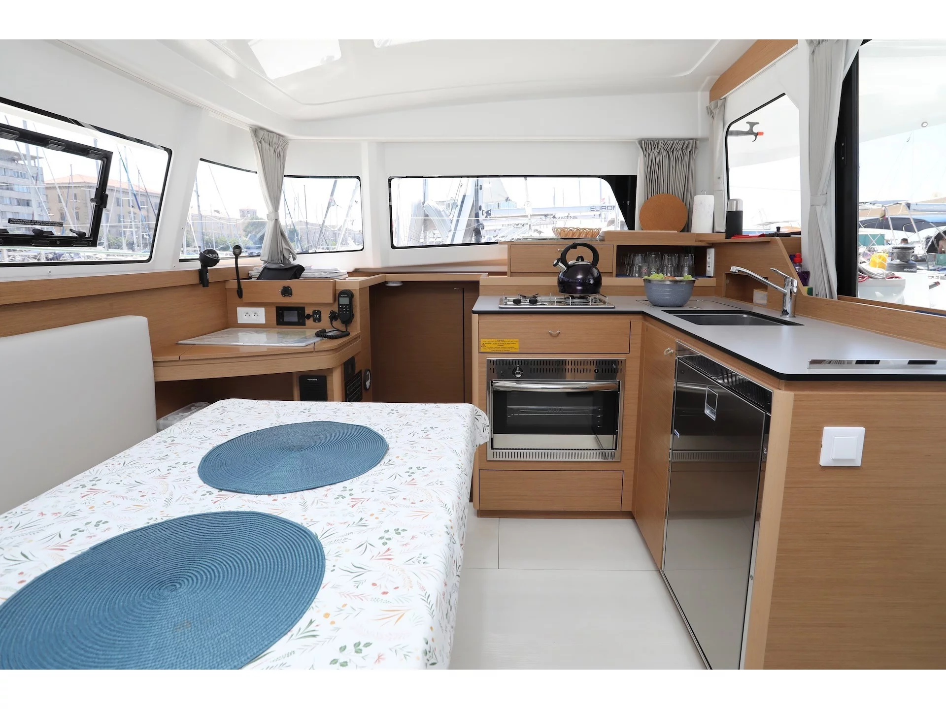 Excess 11 (Gold Kiss) Interior image - 2