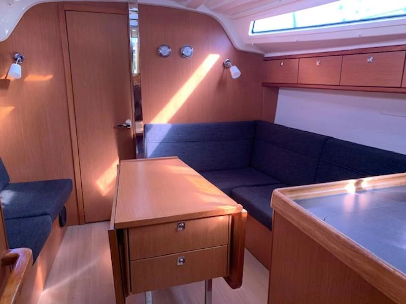 Bavaria 37 Cruiser (Happy Jack) Interior image - 8
