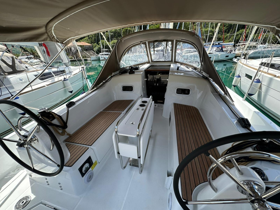Sun Odyssey 350 — photo 12