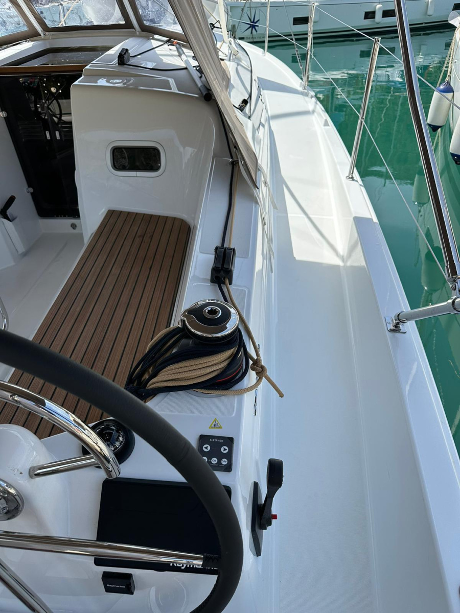 Sun Odyssey 350 — photo 19
