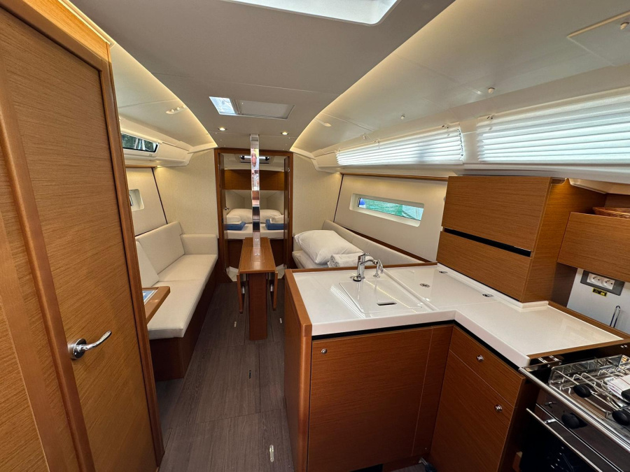 Sun Odyssey 350 — photo 17