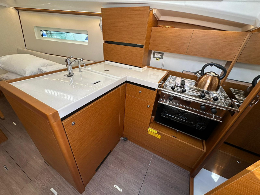 Sun Odyssey 350 — photo 9