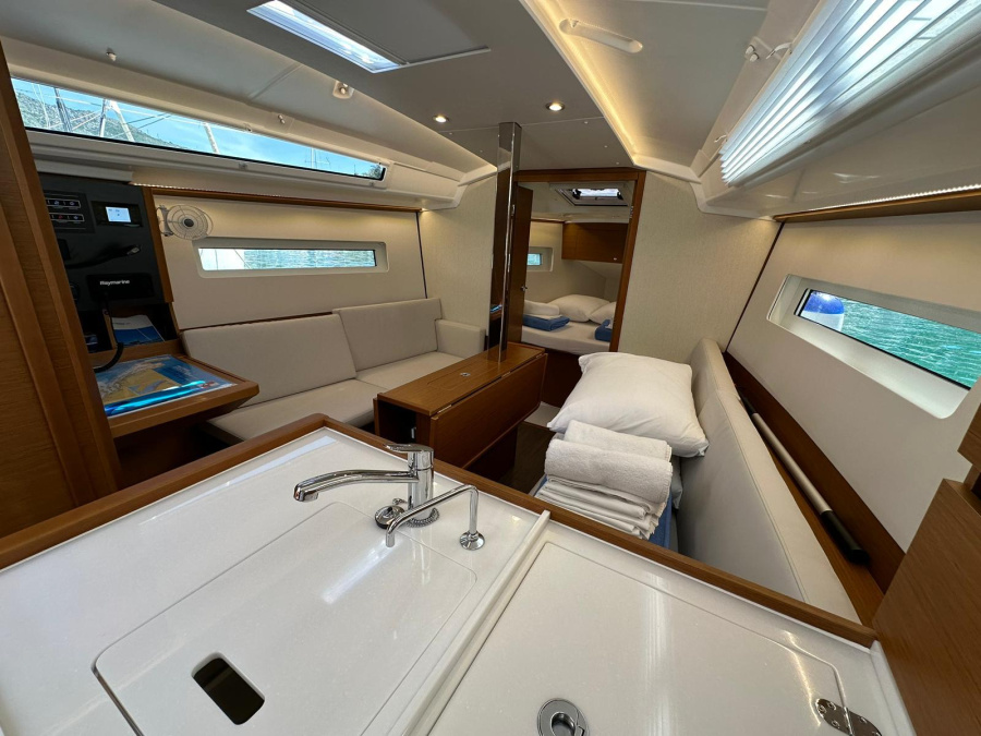 Sun Odyssey 350 — photo 2