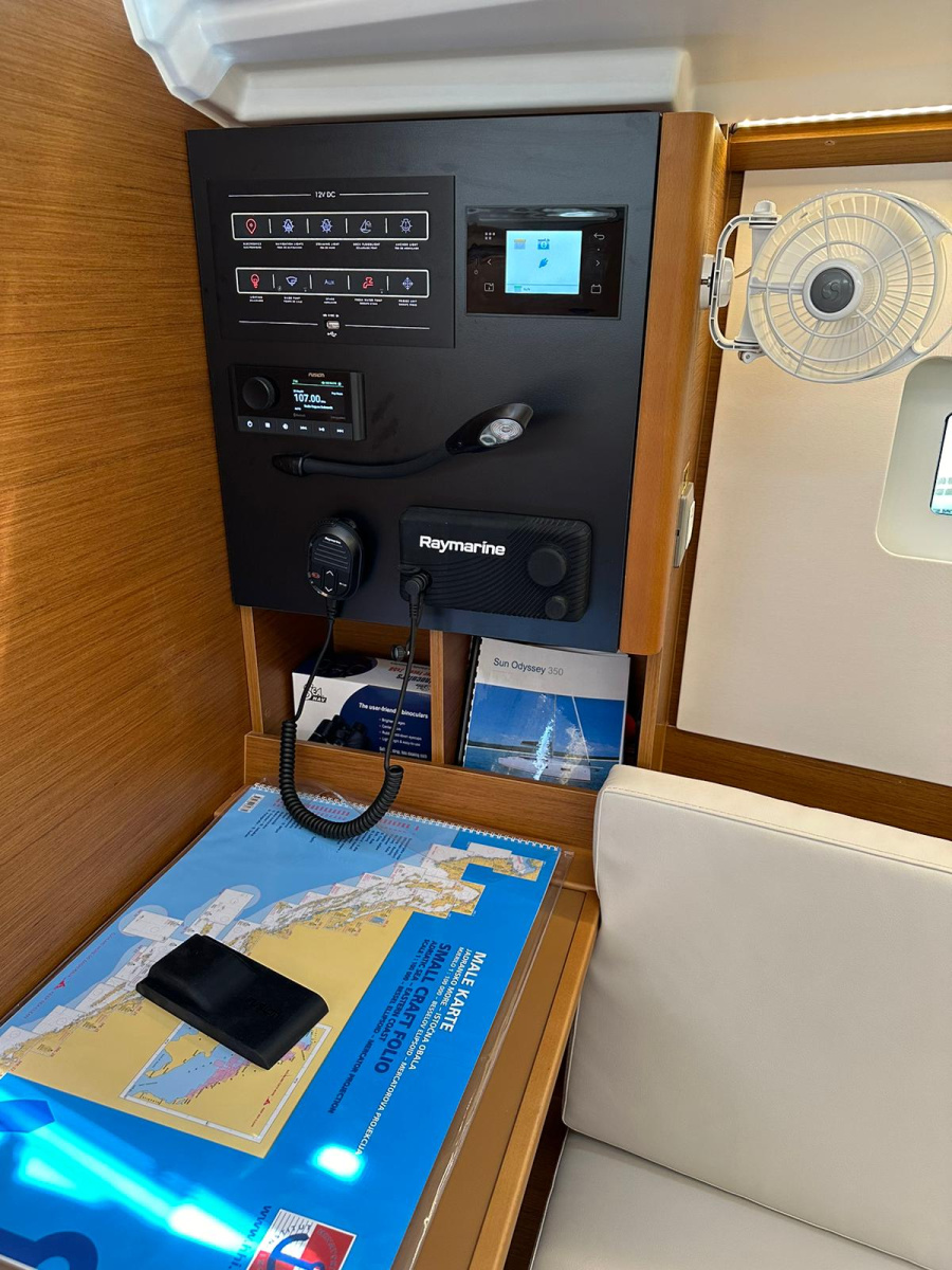 Sun Odyssey 350 — photo 15
