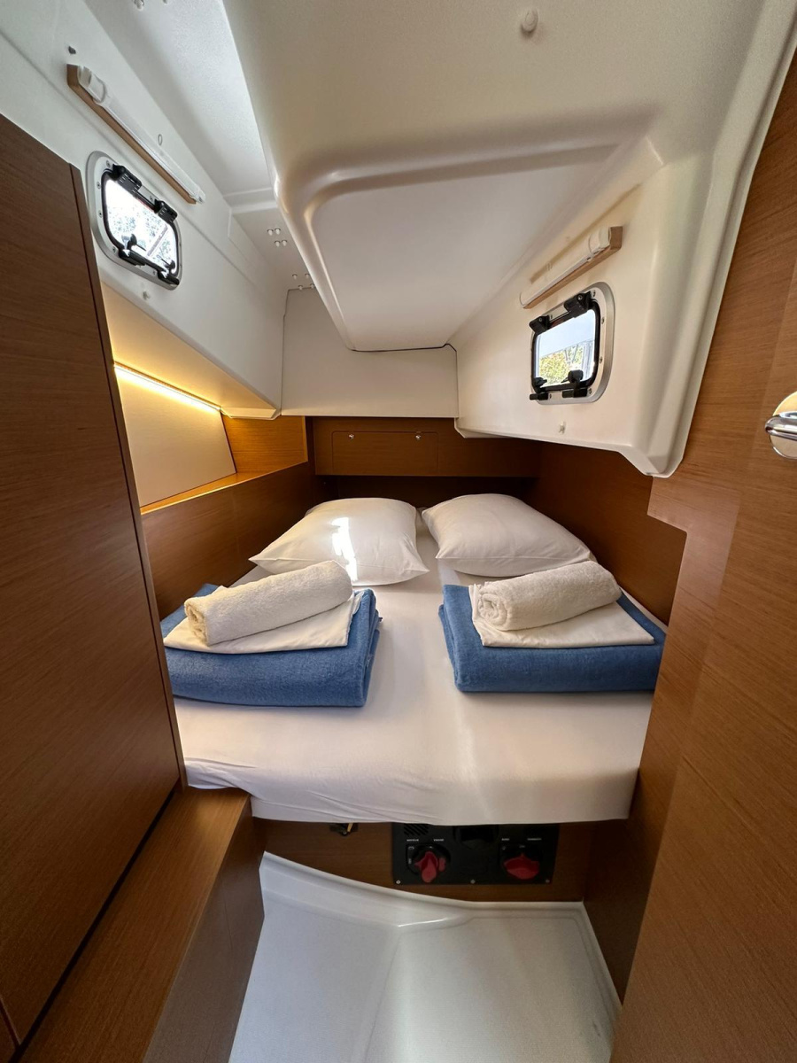 Sun Odyssey 350 — photo 4