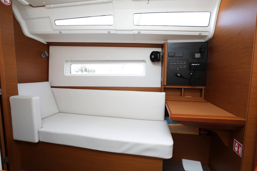 Sun Odyssey 380 — photo 4