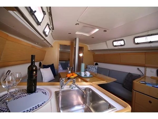 First 35 (Libra) Interior image - 9