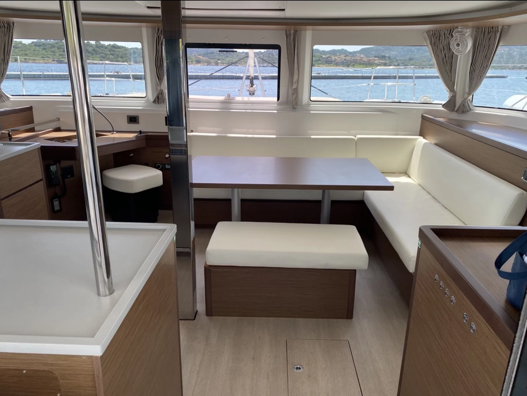 Lagoon 46 (Rolling Stones (, WM, , Inverter 12/220V)) Interior image - 8