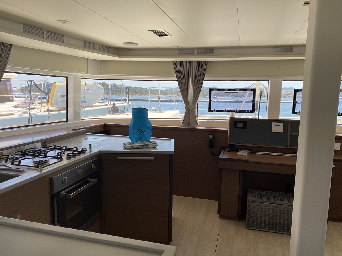 Photo #13 - Lagoon 52F (5 cab) (Orsa Maggiore (AC, WM, , Inverter, Tender Lift)) en Portisco - 11410