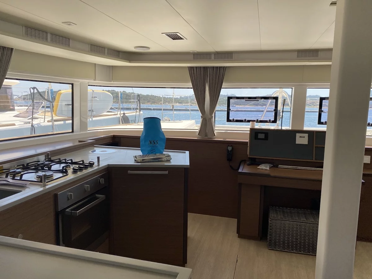 Lagoon 52F (5 cab) (Orsa Maggiore (AC, WM, , Inverter, Tender Lift)) Interior image - 12