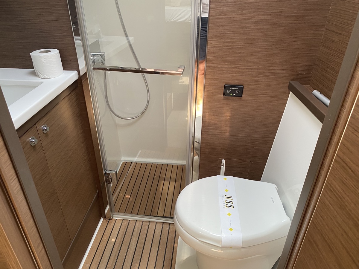 Photo #11 - Lagoon 52F (5 cab) (Orsa Maggiore (AC, WM, , Inverter, Tender Lift)) en Portisco - 11410
