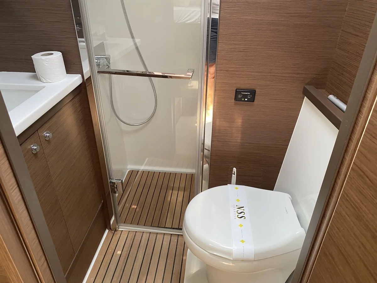 Lagoon 52F (5 cab) (Orsa Maggiore (AC, WM, , Inverter, Tender Lift))  - 10