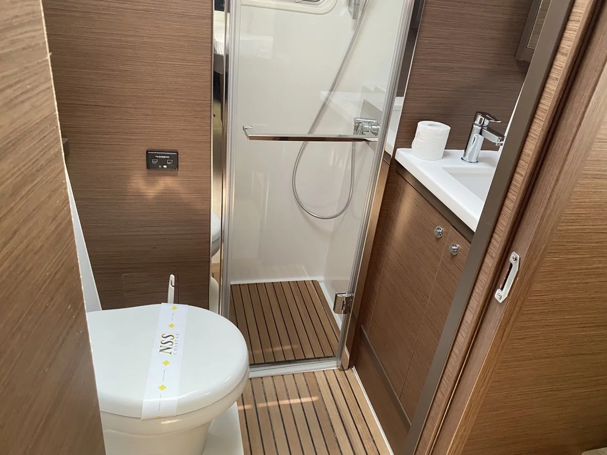 Lagoon 52F (5 cab) (Orsa Maggiore (AC, WM, , Inverter, Tender Lift))  - 13