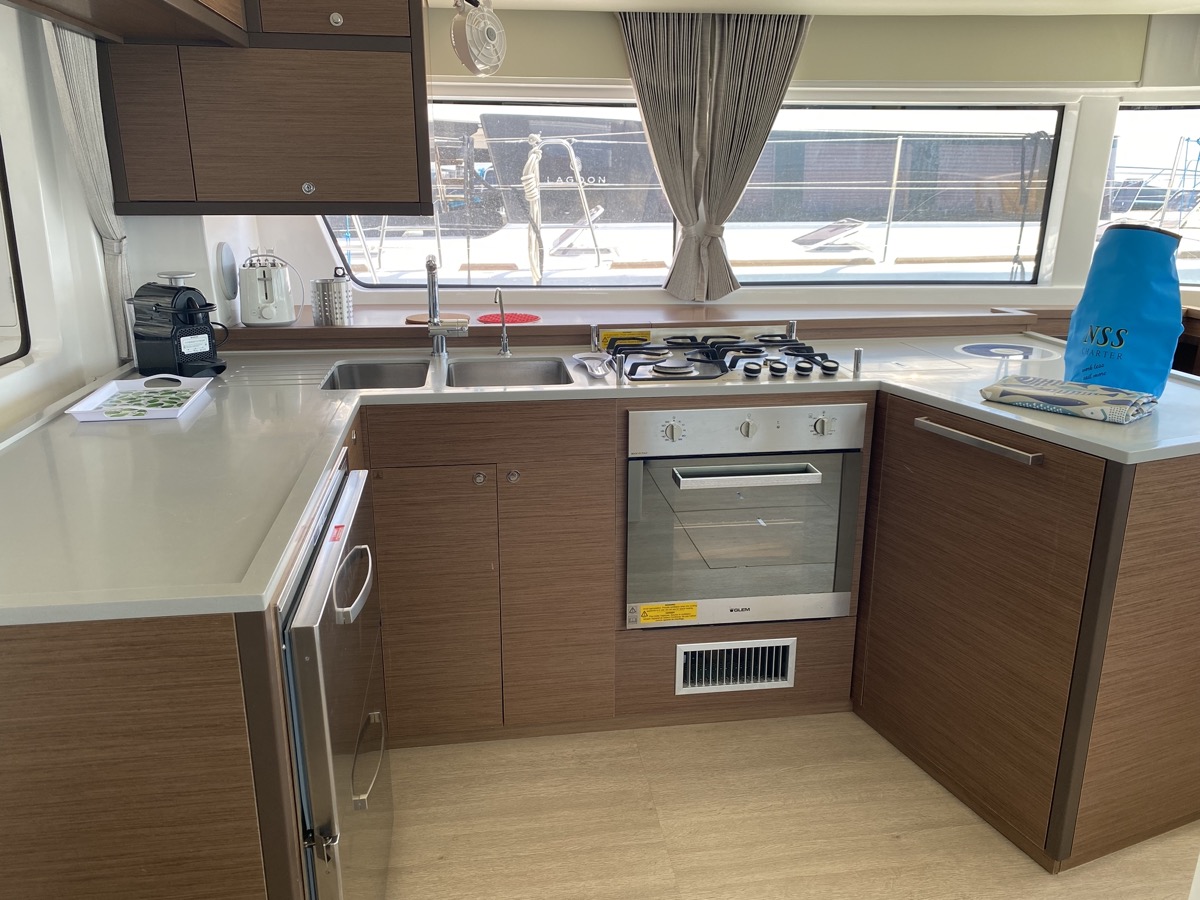 Photo #18 - Lagoon 52F (5 cab) (Orsa Maggiore (AC, WM, , Inverter, Tender Lift)) en Portisco - 11410