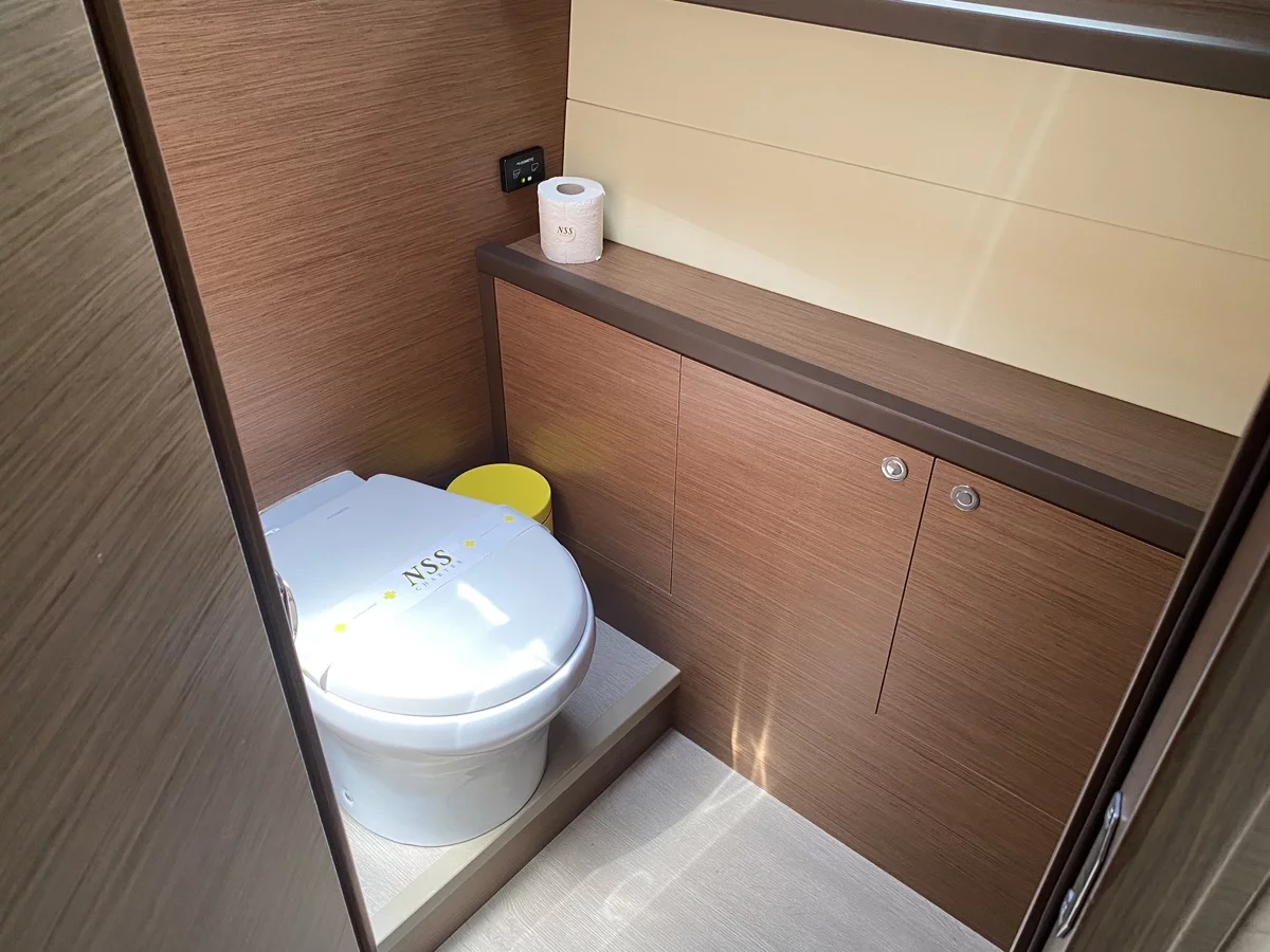 Lagoon 52F (5 cab) (Naka (, WM, , Inverter, Tender Lift))  - 24