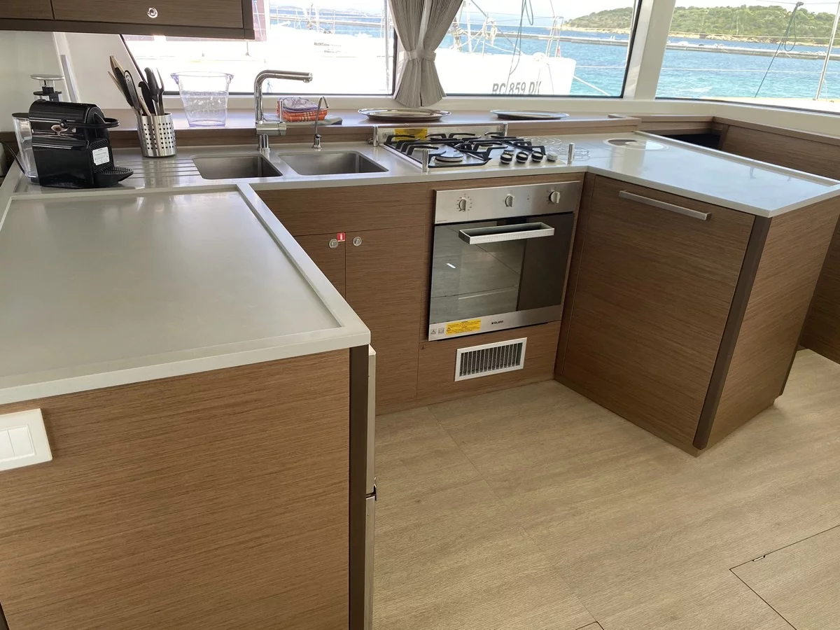 Lagoon 52F (5 cab) (Naka (, WM, , Inverter, Tender Lift))  - 36