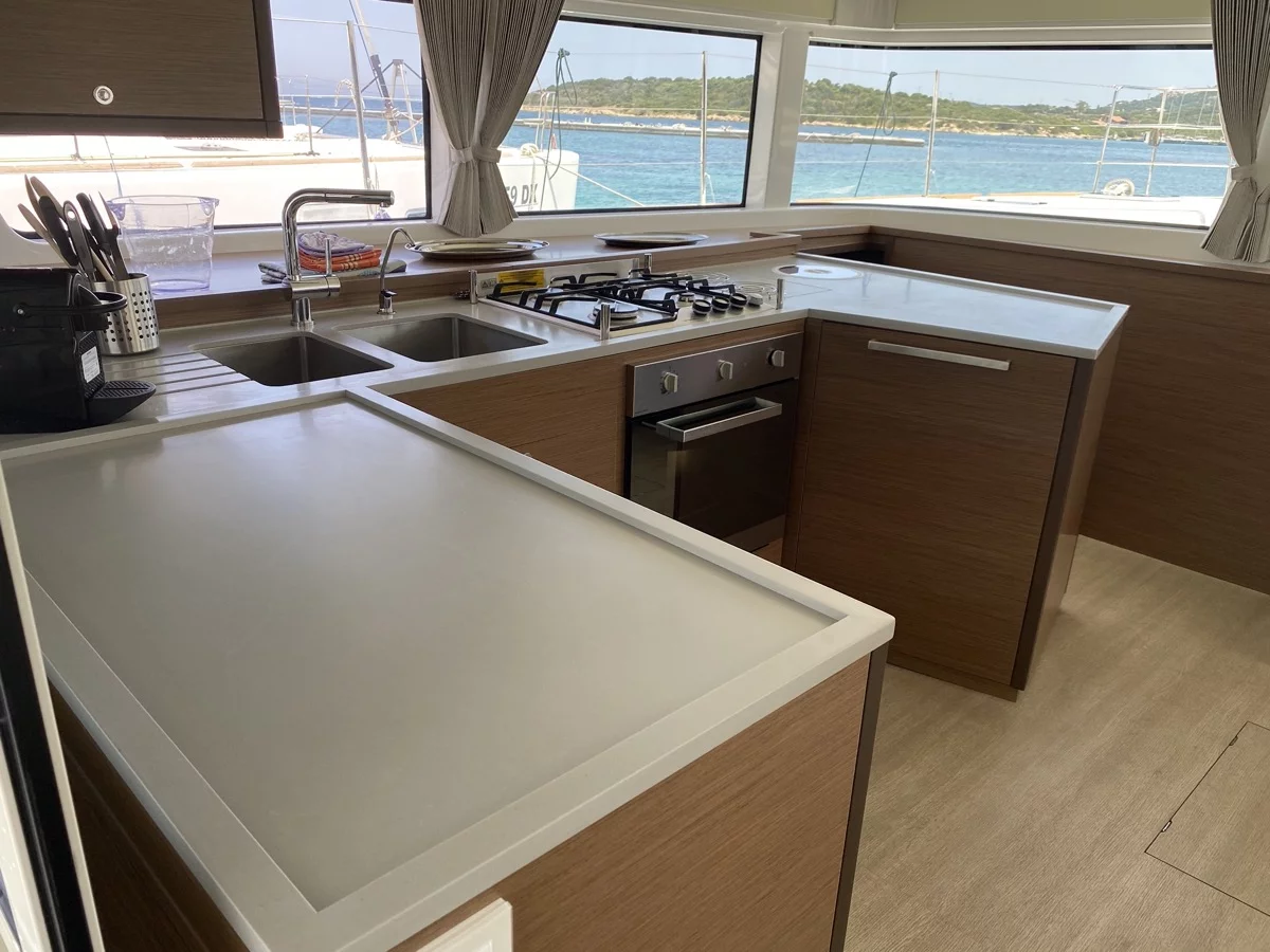 Lagoon 52F (5 cab) (Naka (, WM, , Inverter, Tender Lift))  - 23