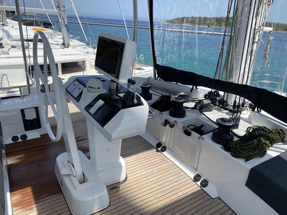 Lagoon 52F (5 cab) (Naka (, WM, , Inverter, Tender Lift))  - 9