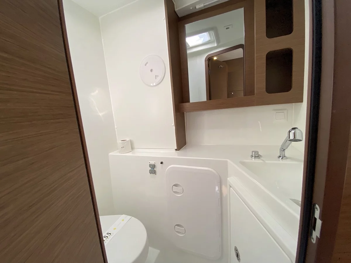 Lagoon 42 (Blue Eyes (WM, Inverter, Fans))  - 24