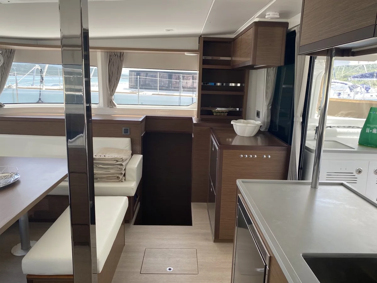 Lagoon 46 (Blue Alma (, WM, , Inverter 12/220V))  - 25