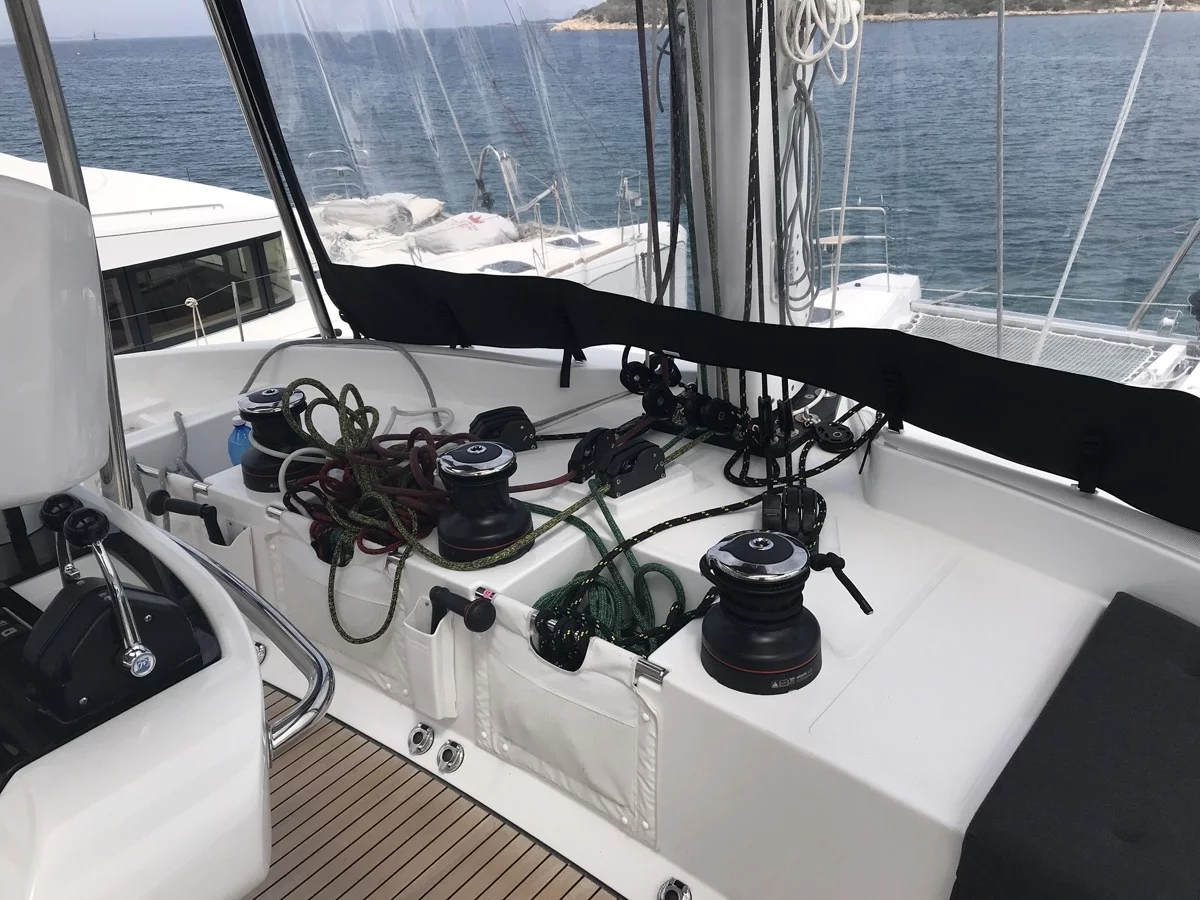 Lagoon 52F - 6 cab (Dugongo II (PTP)(6 cab + 1 crew) (, WM, , Inverter, Tender Lift))  - 18