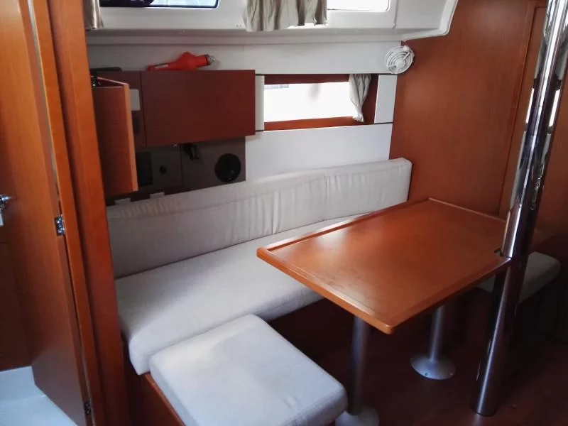Oceanis 38.1 (Dani) Interior image - 2