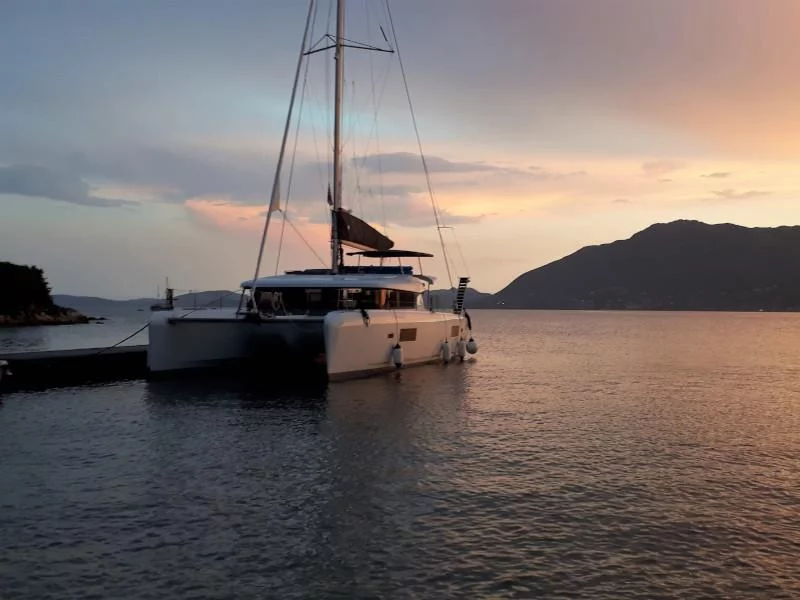Lagoon 42 (Elysium crewed - VIP equipped)  - 4