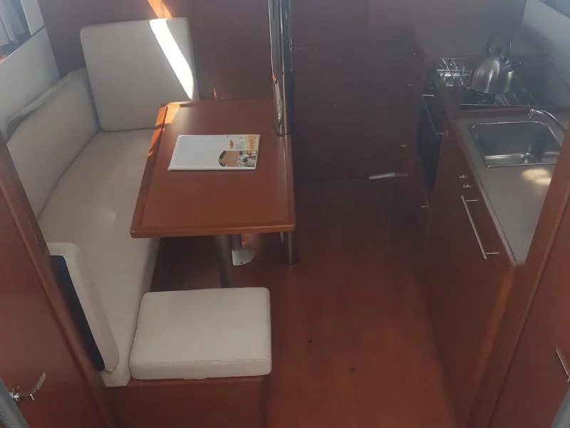 Oceanis 38.1 (Matilde) Interior image - 4